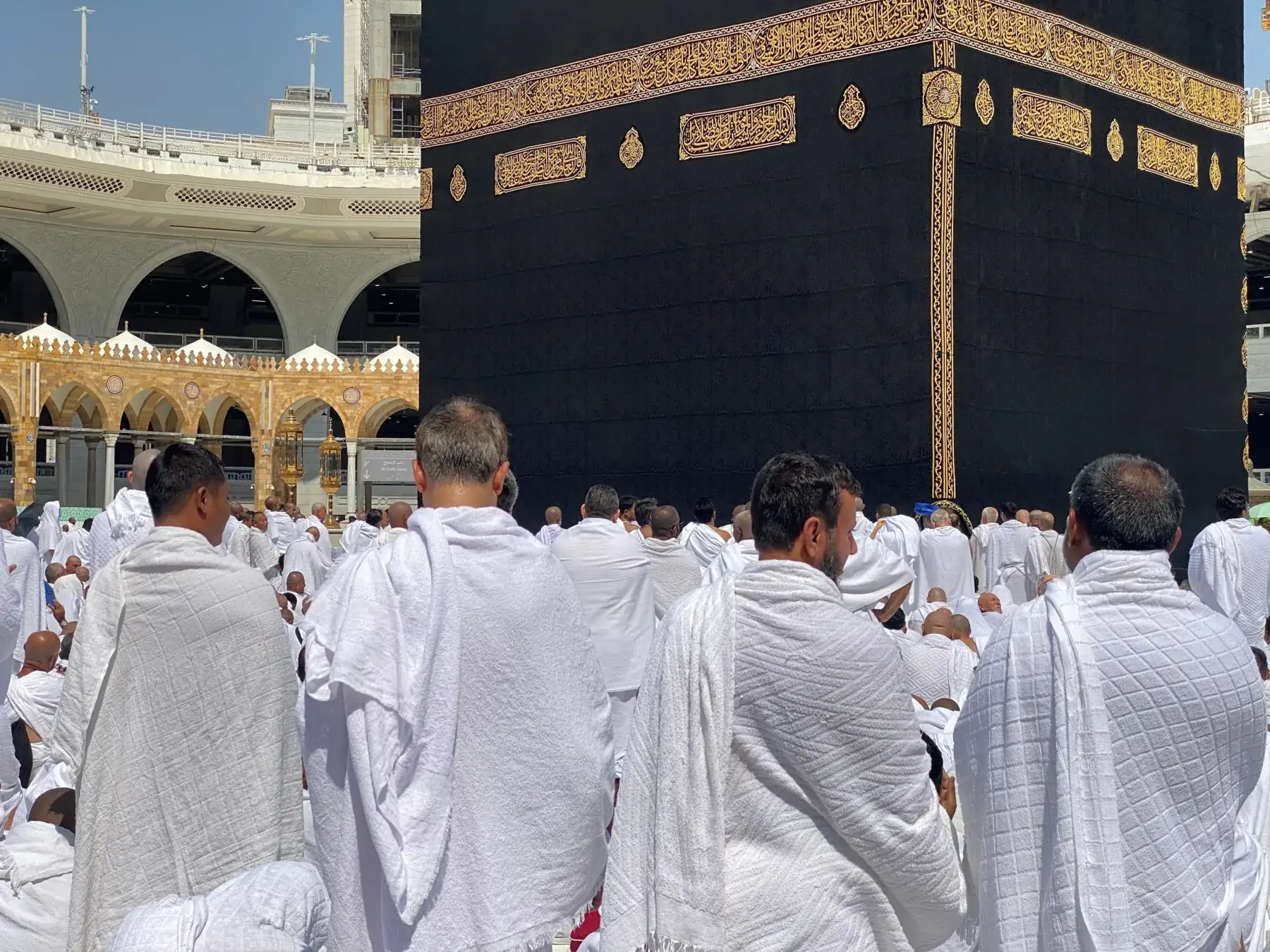 معتمرون بالإحرام حول الكعبة