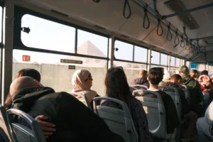 ركاب داخل حافلة سياحية أمام أهرامات الجيزة