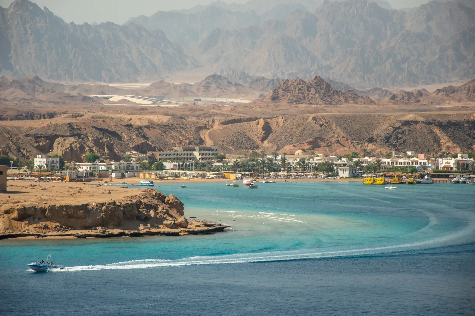 خليج جبلي على ساحل البحر الأحمر