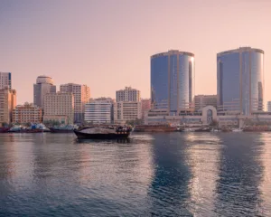 أفق مدينة خليجية عند الغروب