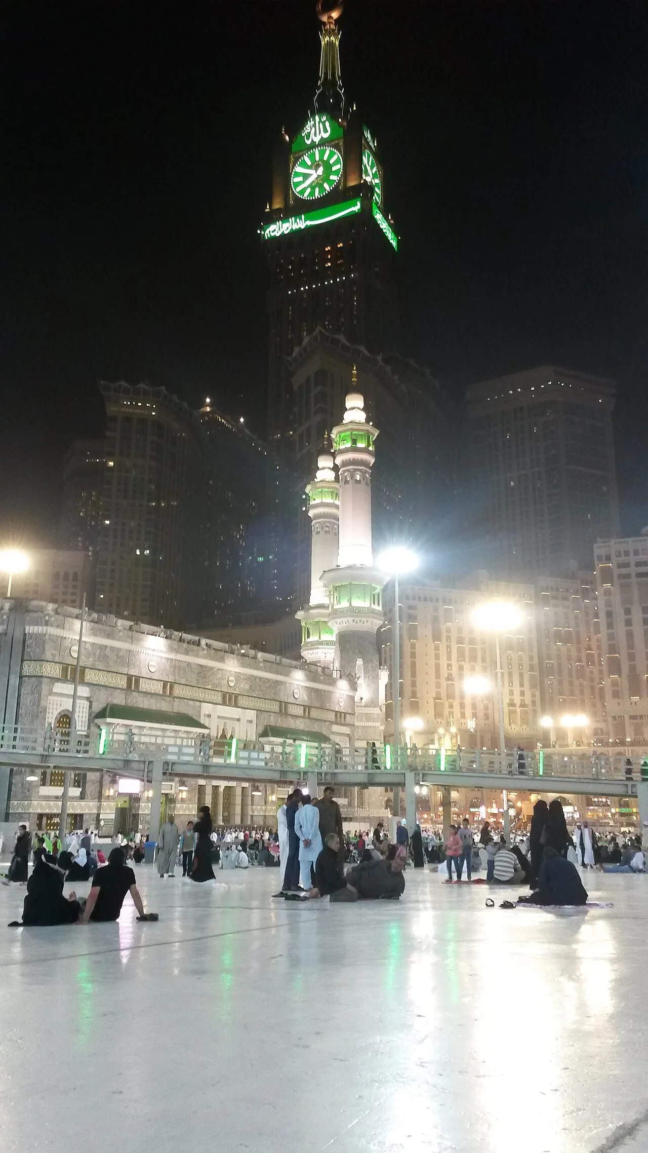 برج الساعة ليلًا — صورة تعريفية لموقع منارة غزة