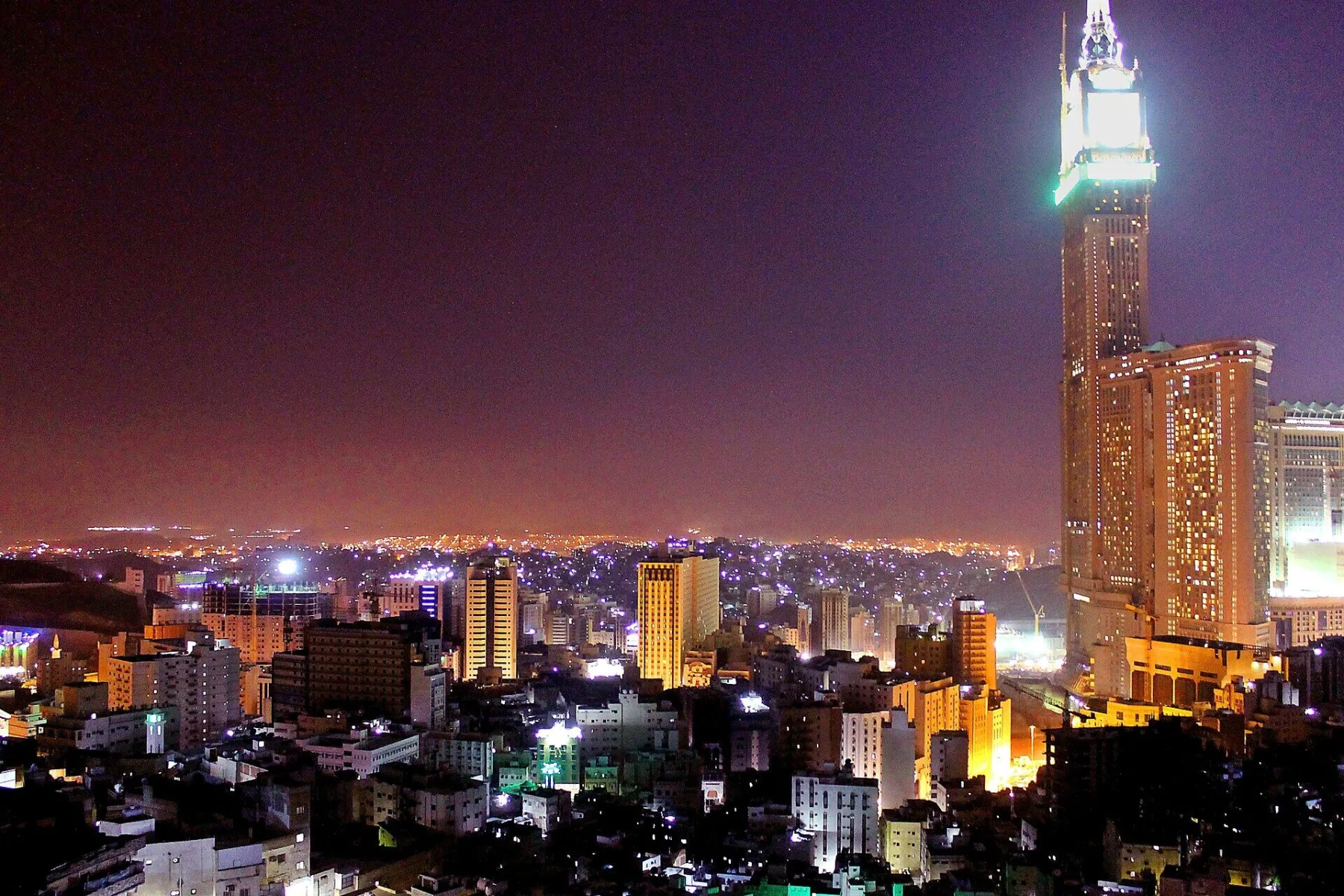 مكة المكرمة ليلًا — صورة تعريفية لموقع جميرا جبل عمر
