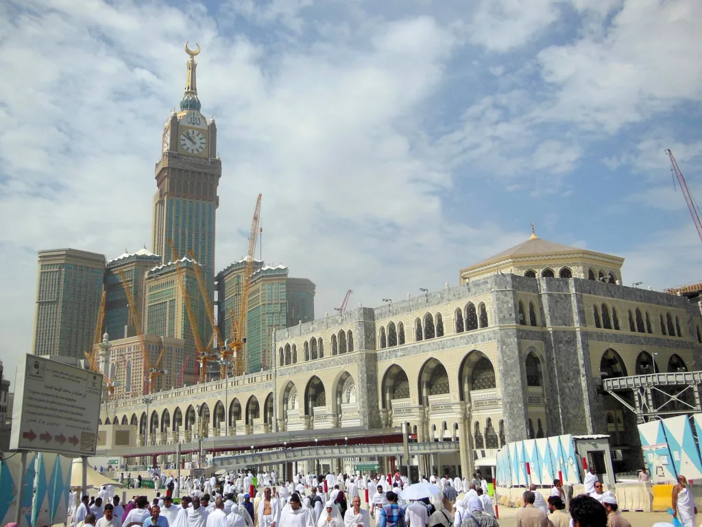 أبراج البيت من جهة المروة — صورة تعريفية لموقع بولمان زمزم مكة