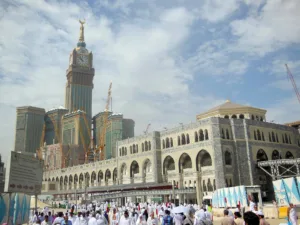 أبراج البيت من جهة المروة — صورة تعريفية لموقع بولمان زمزم مكة