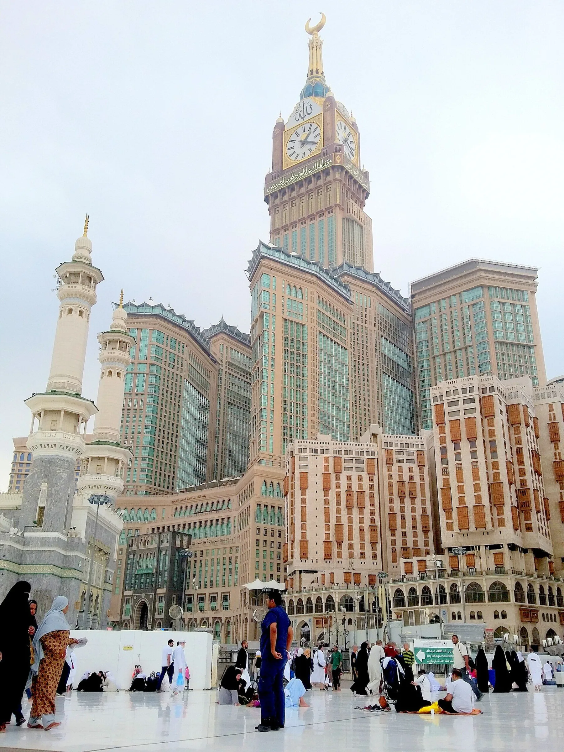 أبراج البيت من ساحات الحرم — صورة تعريفية لموقع سويس أوتيل المقام
