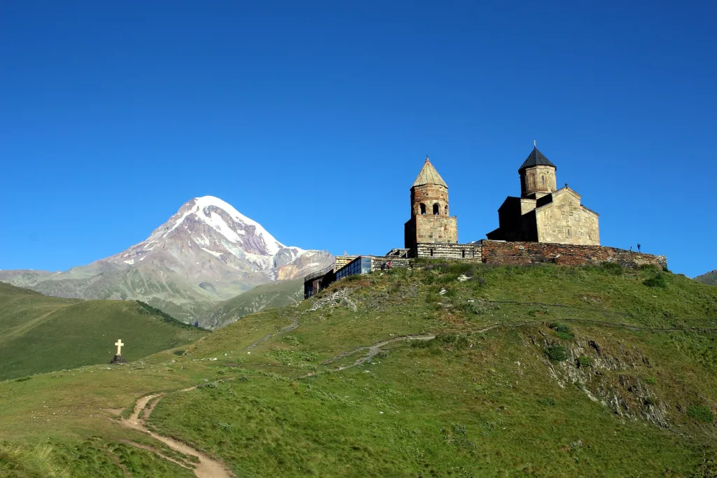 تأشيرة جورجيا للمصريين — Gergeti Trinity Church and Mt. Kazbeg 01