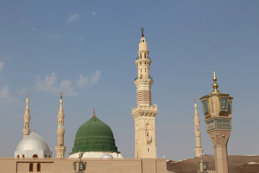 تأشيرة السعودية للمصريين — Medium shot of the Green Dome at The Prophet's Mosque (Al Masjid-e-Nabawi)