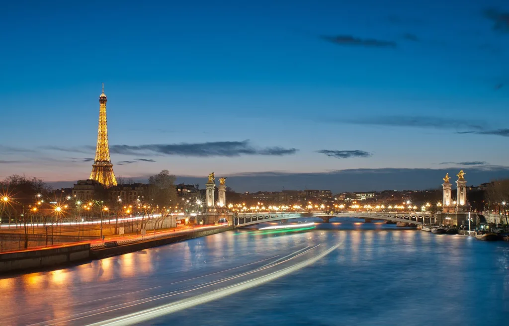 تأشيرة أوروبا شنغن للمصريين — Eiffel Tower and Pont Alexandre III at night