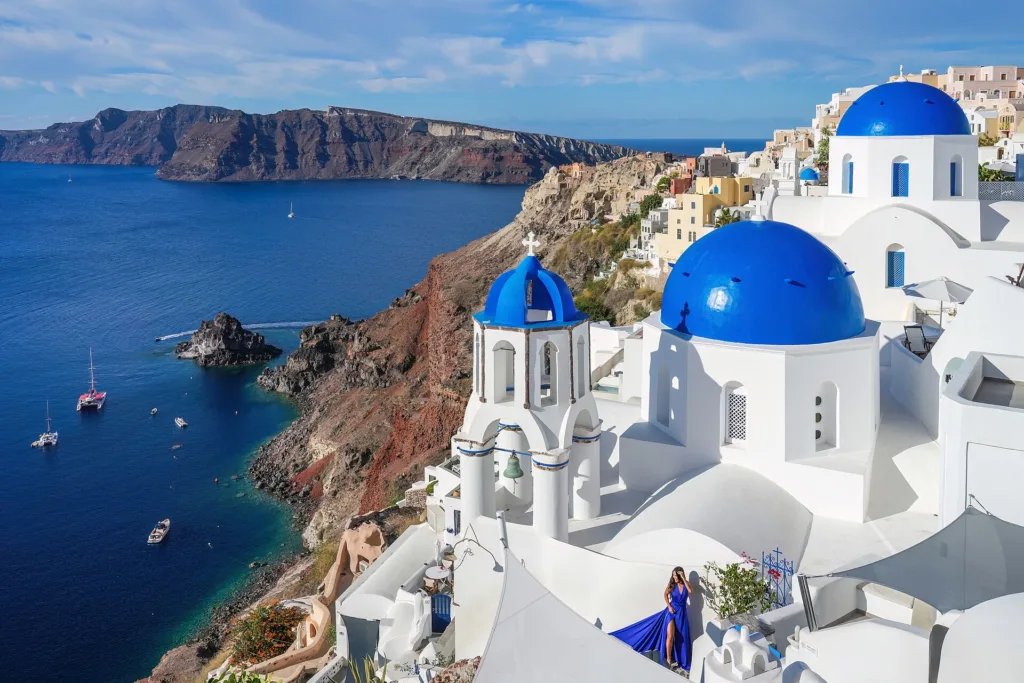 تأشيرة أوروبا شنغن للمصريين — 1000 Three domes of Oia in Santorini Photo by Giles Laurent