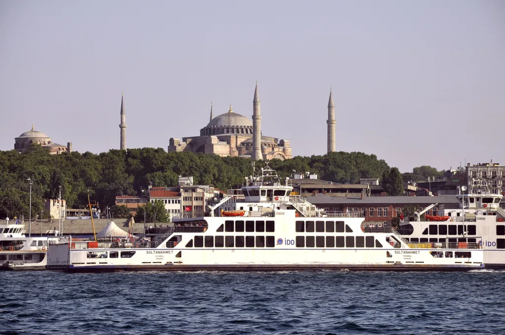 تأشيرة تركيا للمصريين — Sultanahmet ferry on the Bosphorus in Istanbul, Turkey 001
