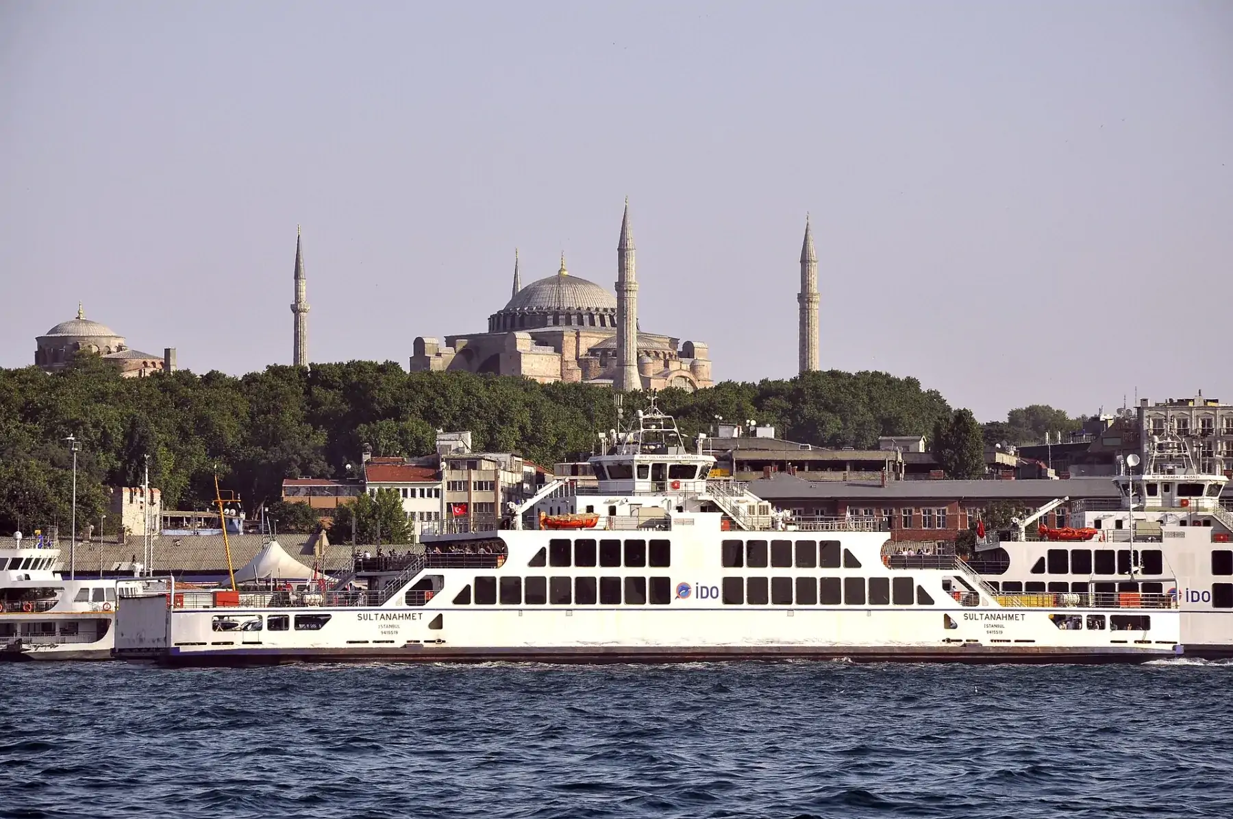 تأشيرة تركيا للمصريين — Sultanahmet ferry on the Bosphorus in Istanbul, Turkey 001