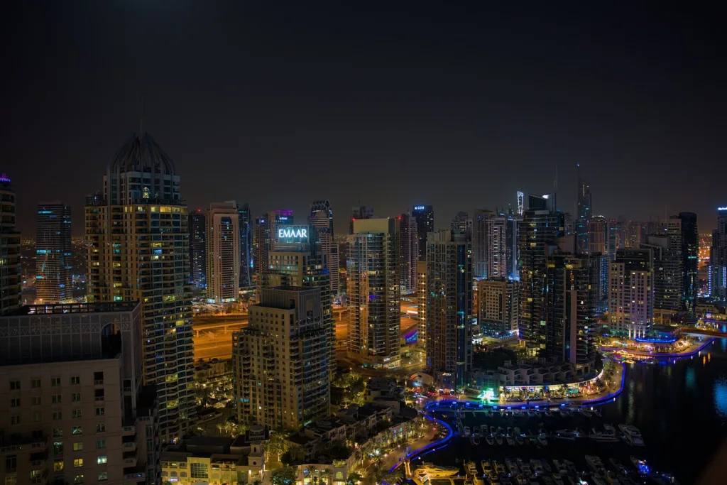 تأشيرة الإمارات للمصريين — Dubai Marina Towers by night