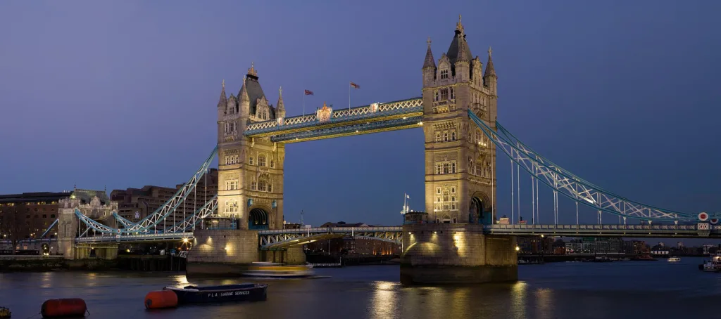 تأشيرة إنجلترا للمصريين — Tower Bridge London Dusk Feb 2006