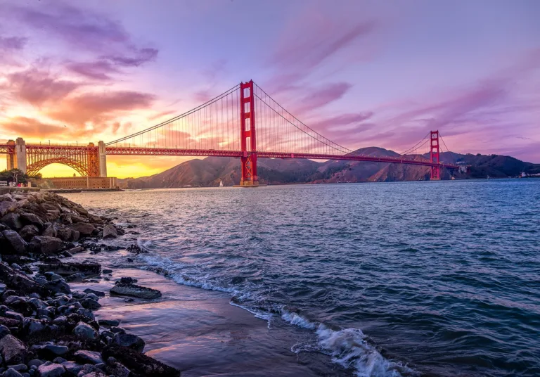 تأشيرة أمريكا للمصريين — Golden Gate Bridge at Purple sunset